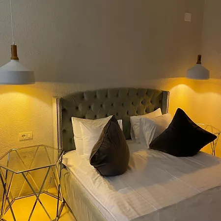 Elia (adults Only) *